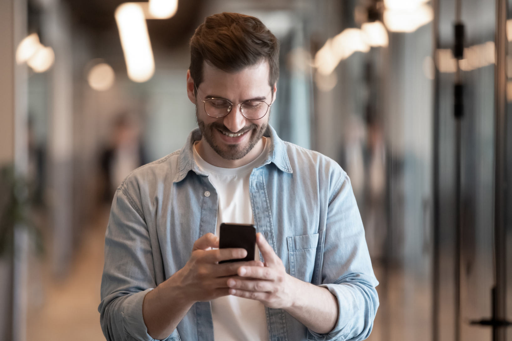 "Text neck”, letteralmente “collo da messaggio”. Di cosa si trattta? Come curare i dolori che ne derivano? Scopri di più