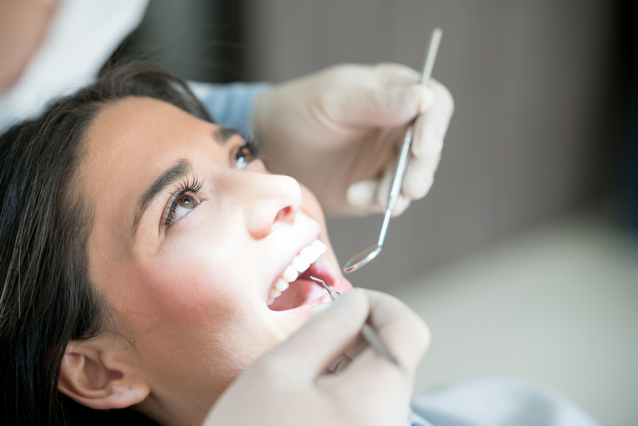 Donna dal dentista: centro odontoiatrico di Humanitas Mater Domini