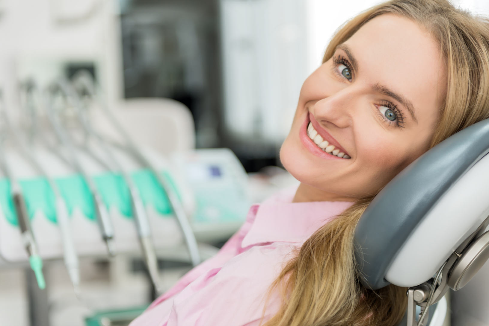 Denti bianchi e luminosi? Scopriamo come.