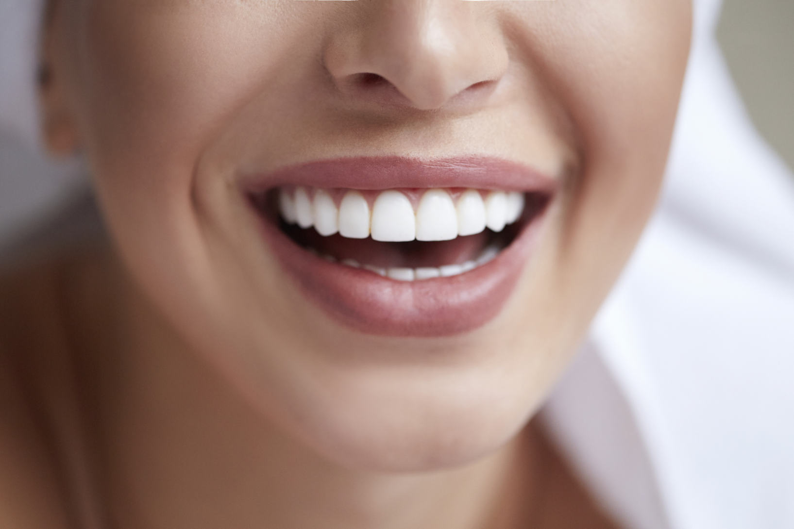 Denti storti o disallineati: una soluzione è l’apparecchio trasparente