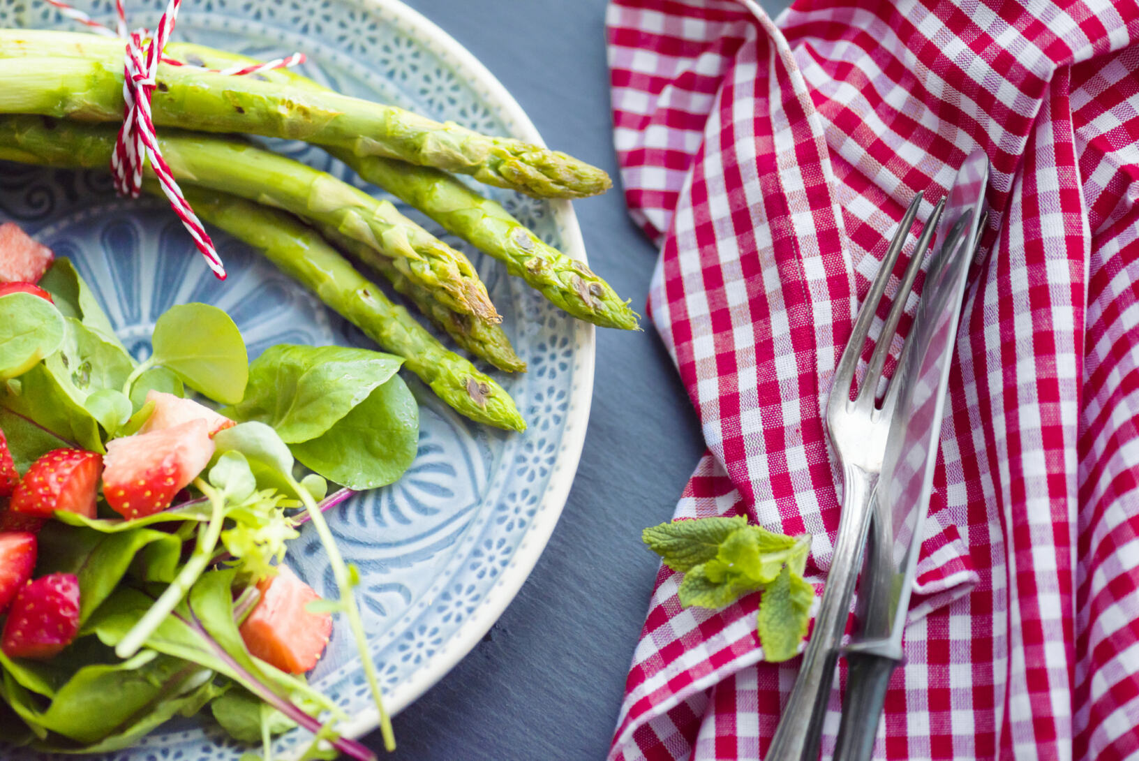 Insalata primaverile detox di fragole ed asparagi
