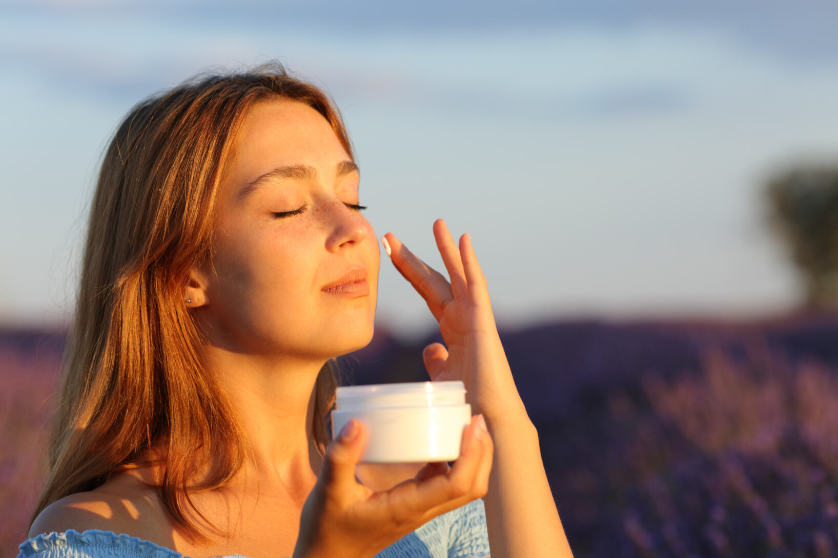 Sole e pelle: rischi e benefici dell’esposizione solare
