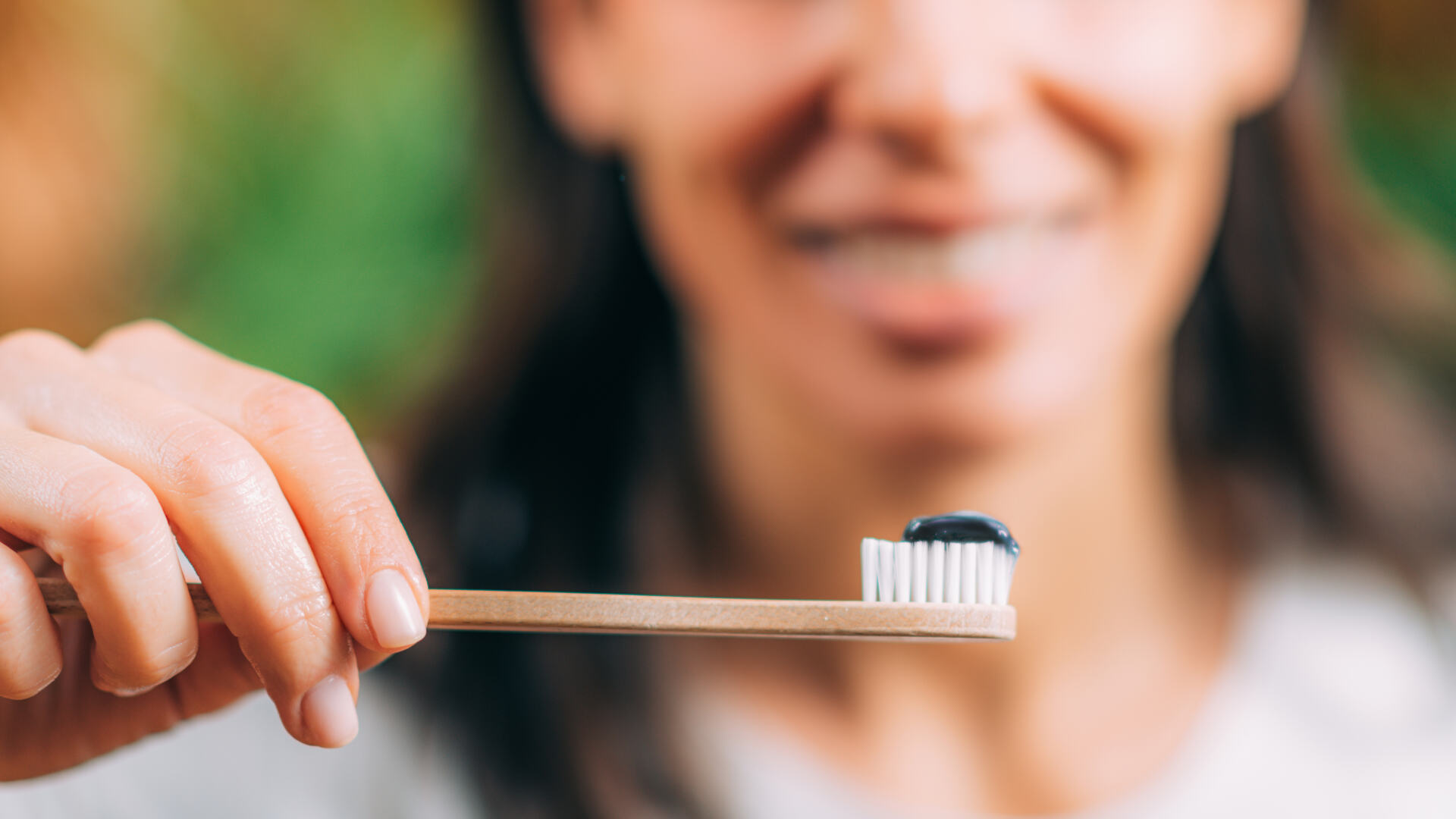 Dentifricio al carbone attivo: funziona veramente?