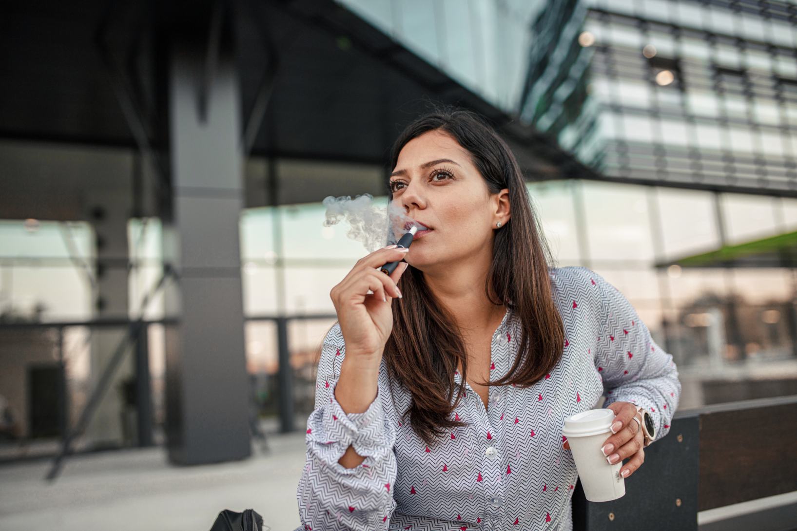 Effetti del fumo sui denti: quali sono i danni delle sigarette tradizionali ed elettroniche?