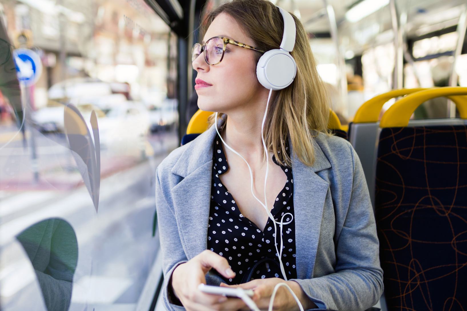 Cuffie e auricolari fanno male all’udito?