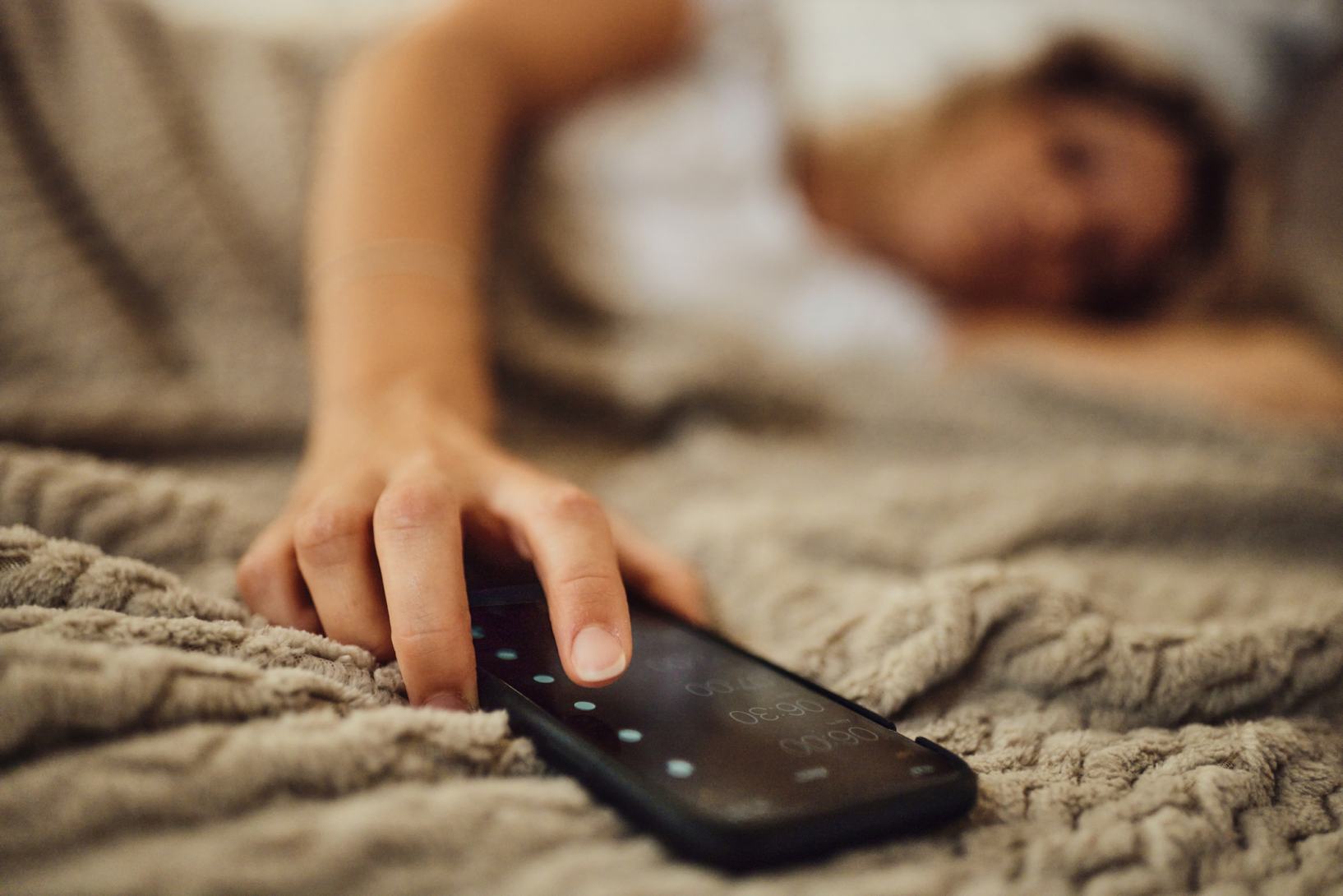 Posticipare la sveglia e disturbi del sonno esiste un legame