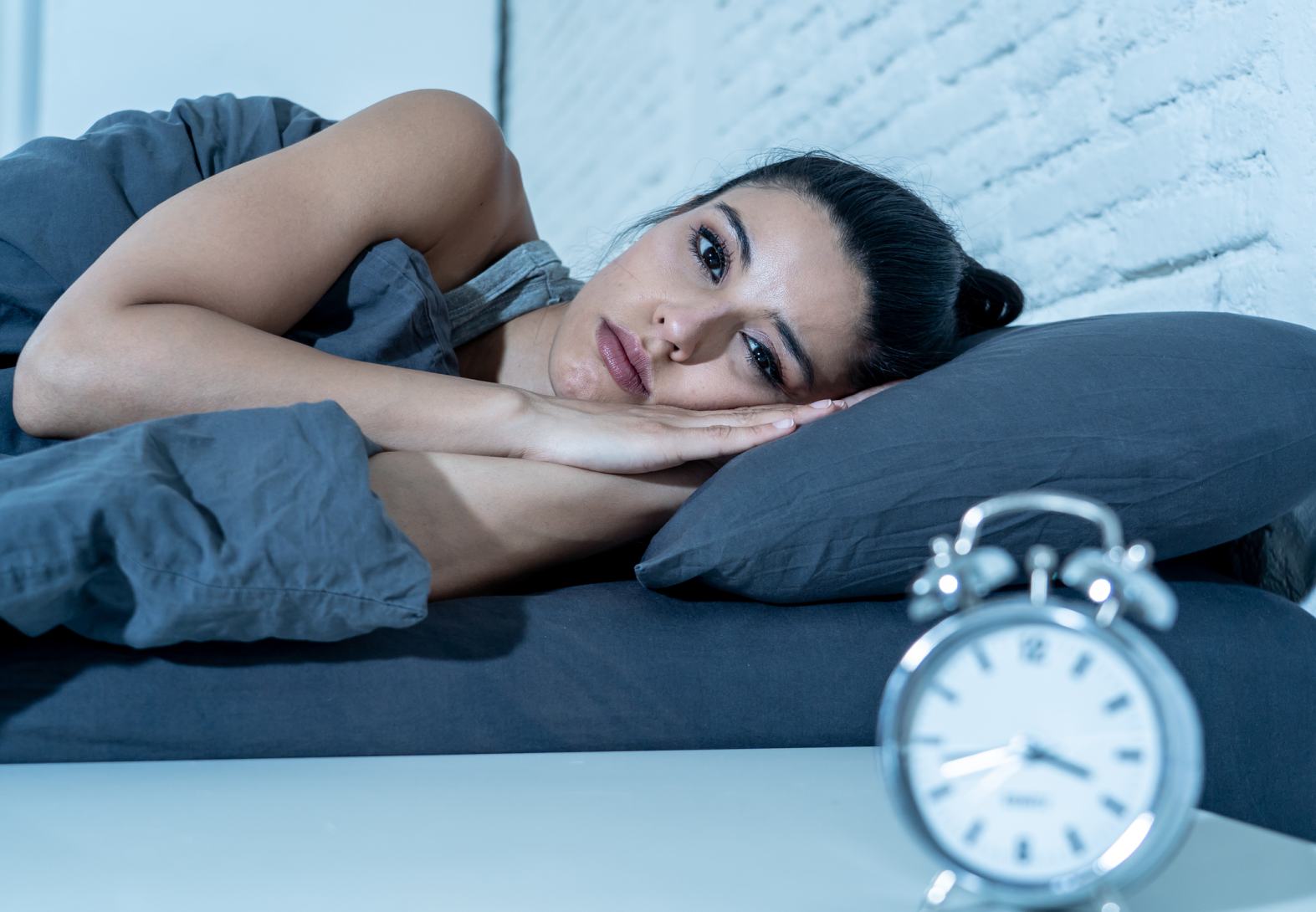 donna sdraiata a letto non riesce a dormire