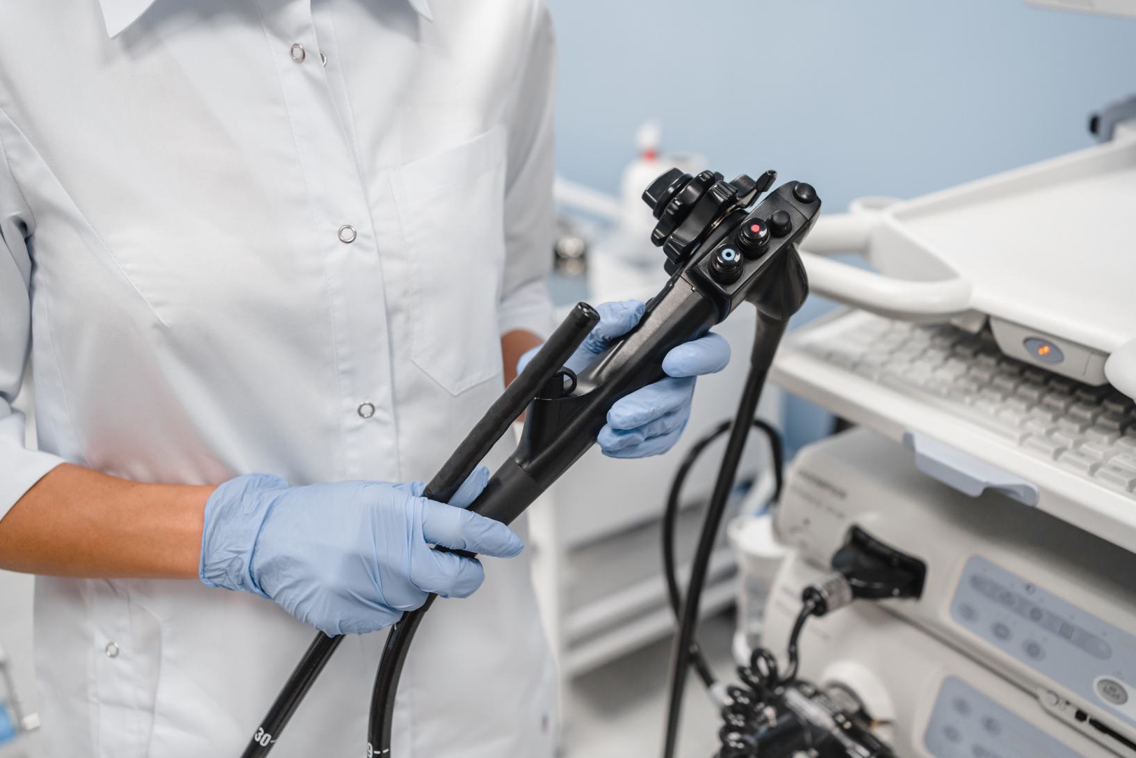 dottoressa tiene in mano strumento per coloscopia virtuale