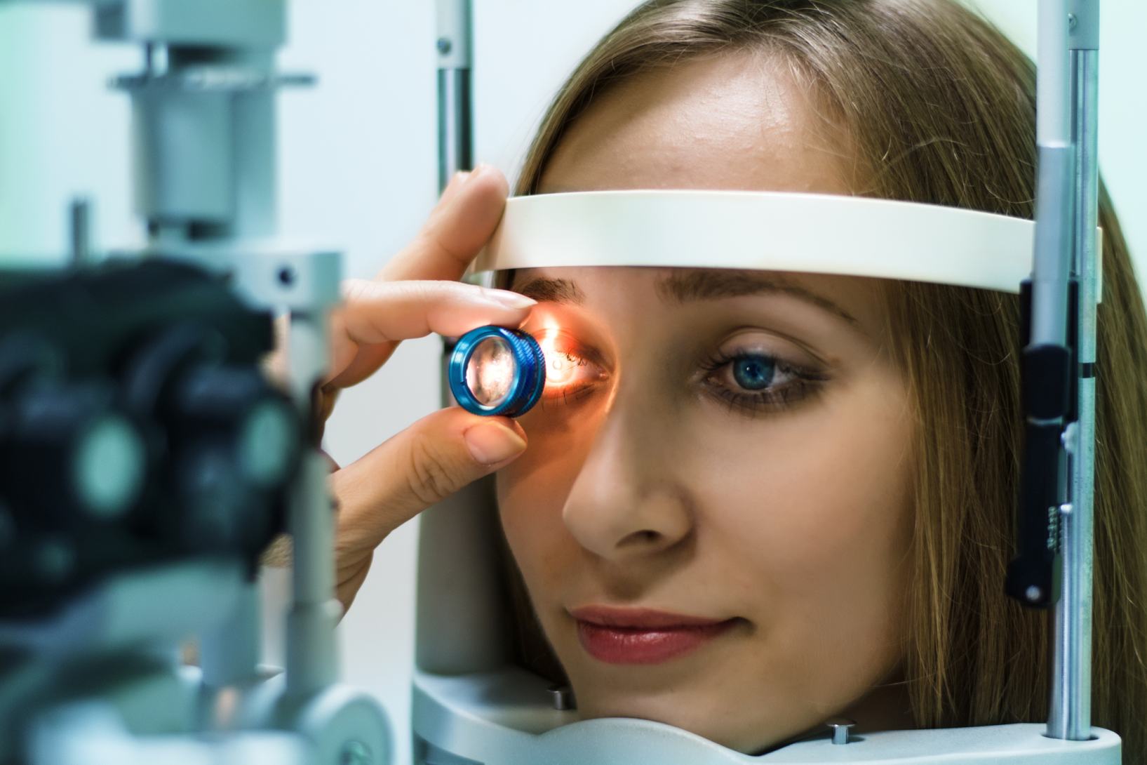 ragazza si sottopone a visita oculistica