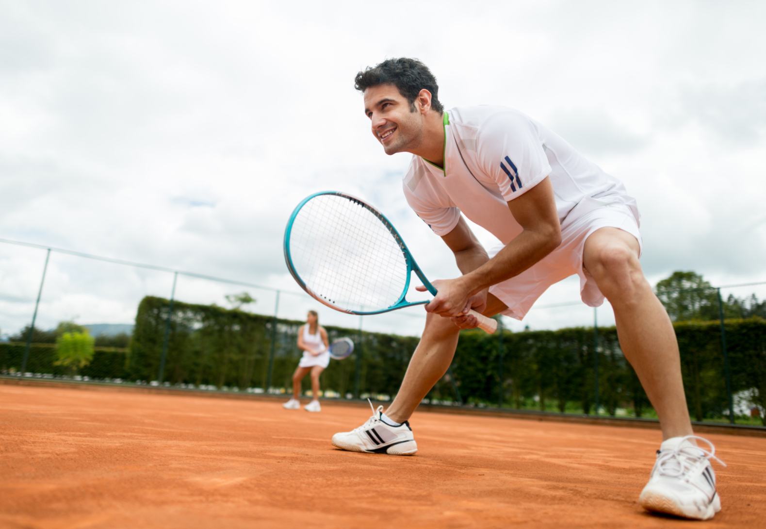 uomo gioca a tennis