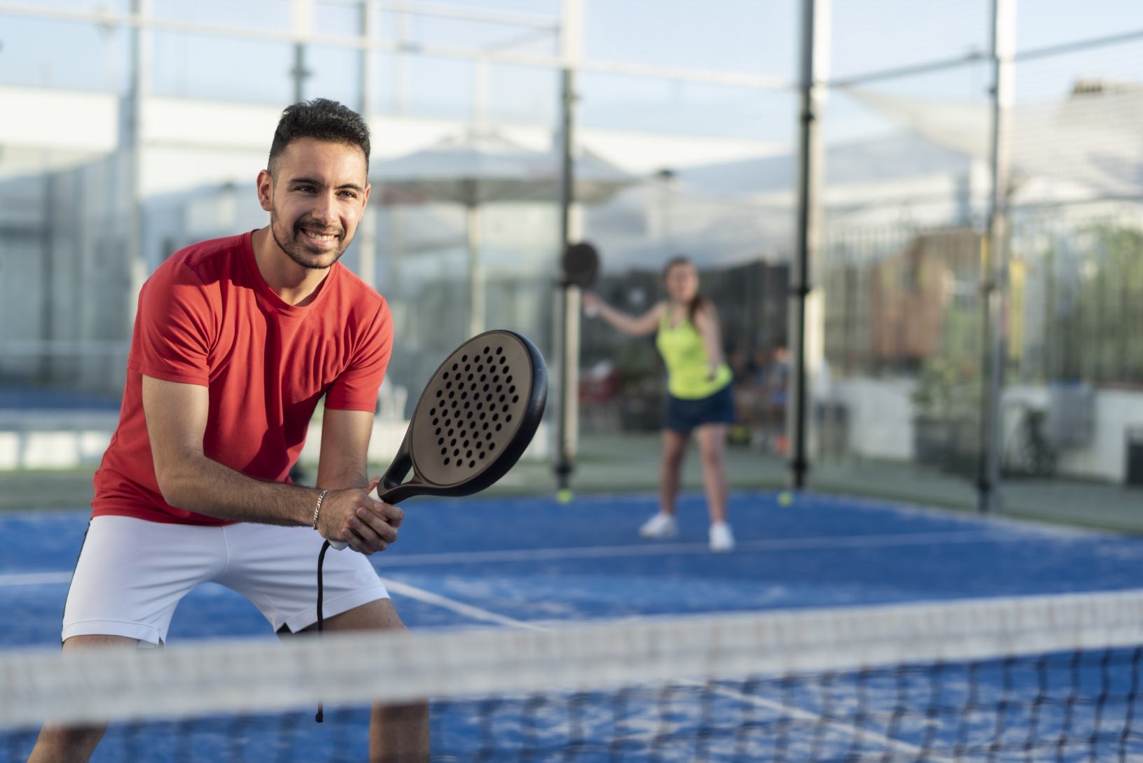 uomo gioca a padel