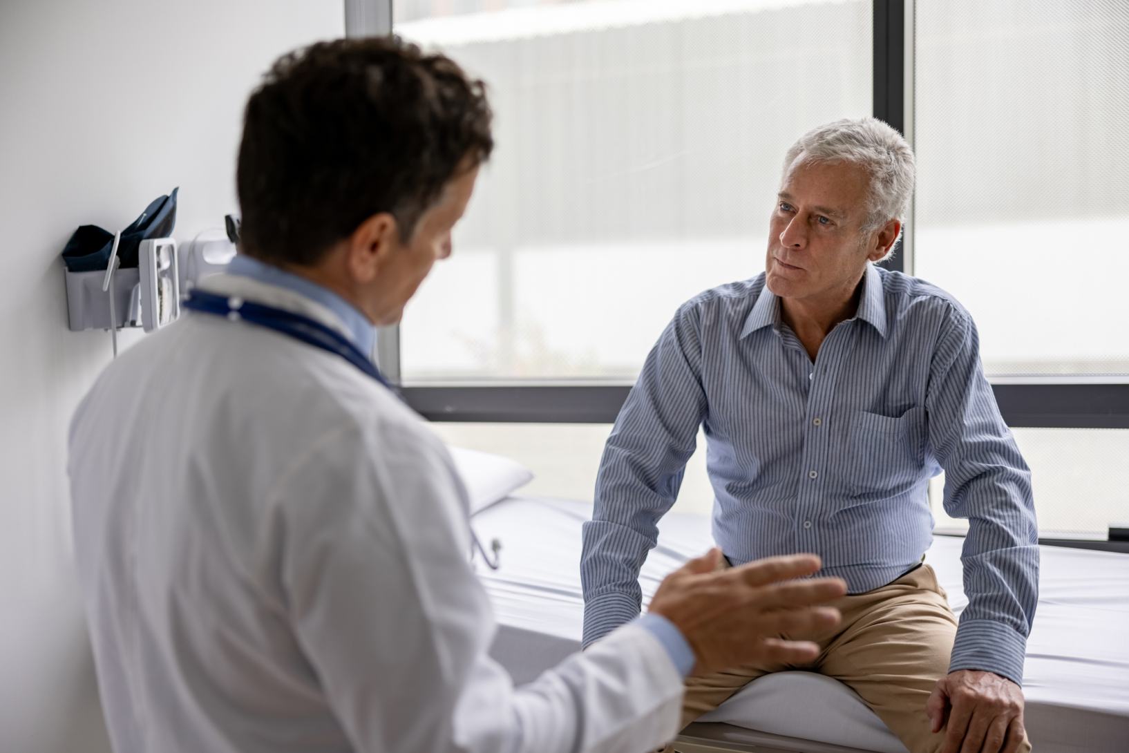 uomo parla con il medico