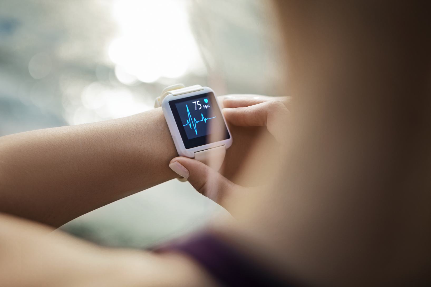 donna guarda smartwatch