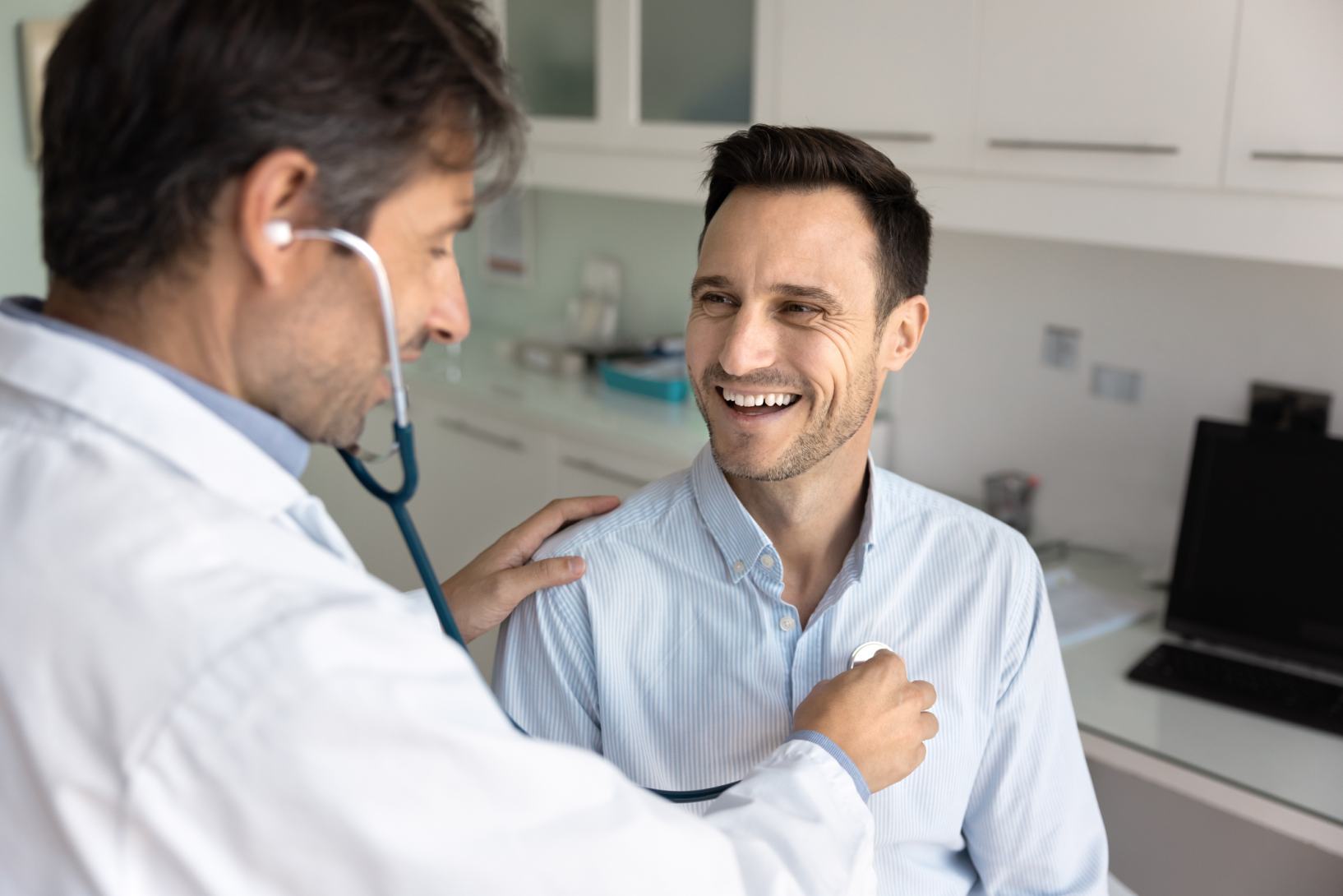 cardiologo ascolta cuore del paziente