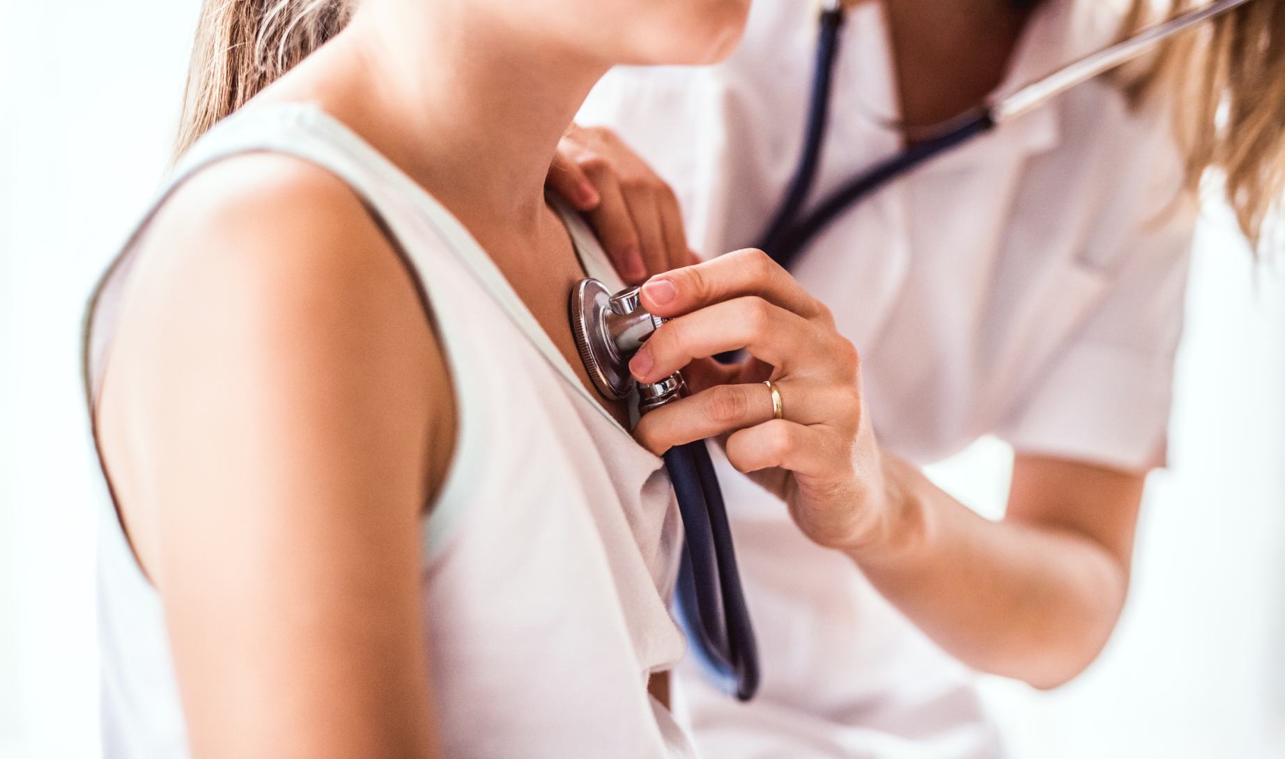 cardiologo ascolta cuore paziente