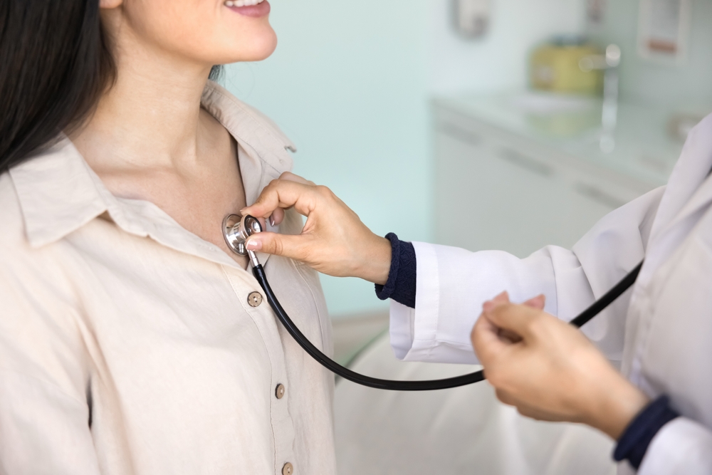 cardiologa ascolta cuore della paziente