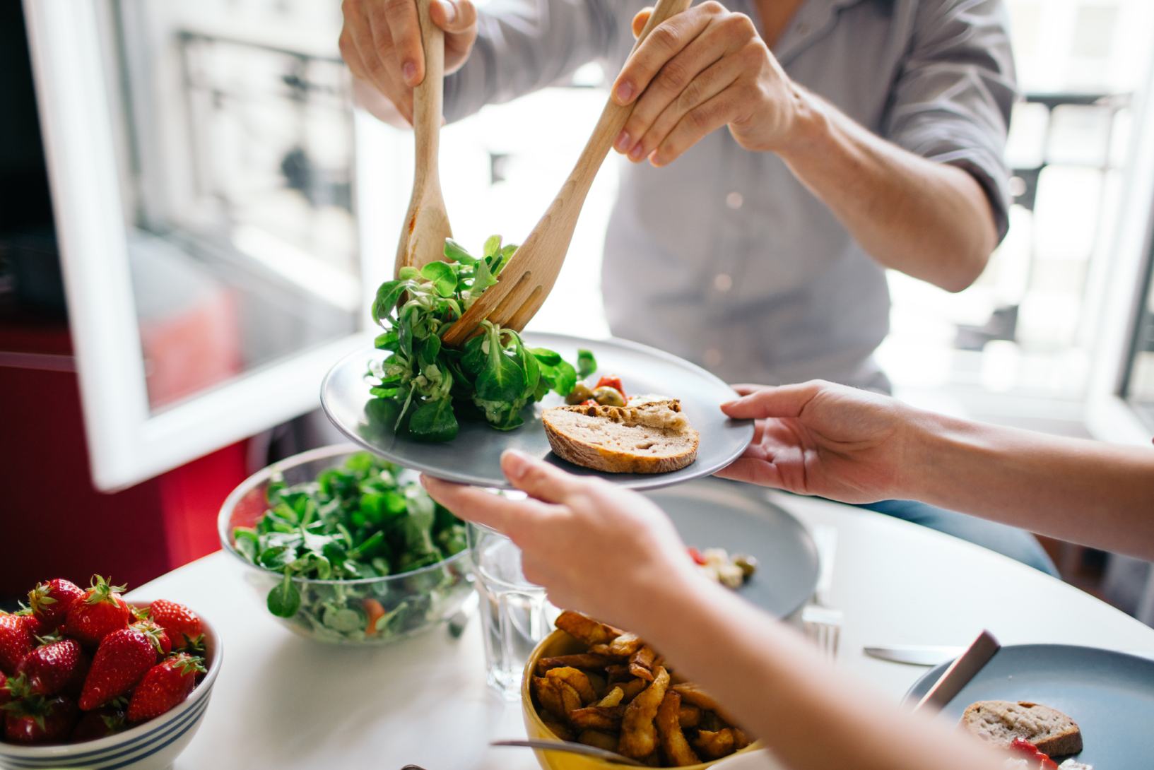 persone mangiano a tavola