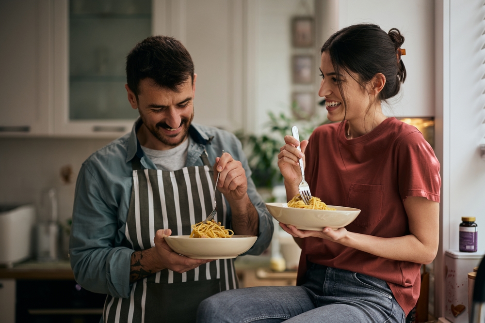 coppia mangia pasta insieme